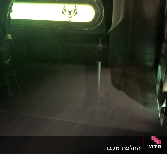 תאורת מחשב עם לוגו ירוק זוהר